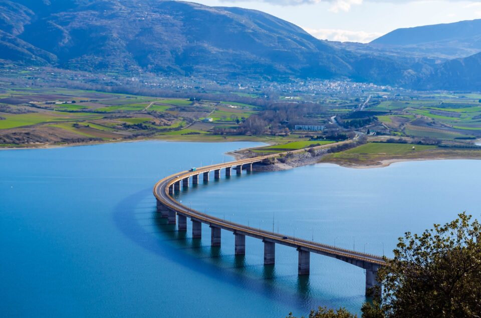 The,bridge,of,servia,over,polyfytos,lake,in,kozani.